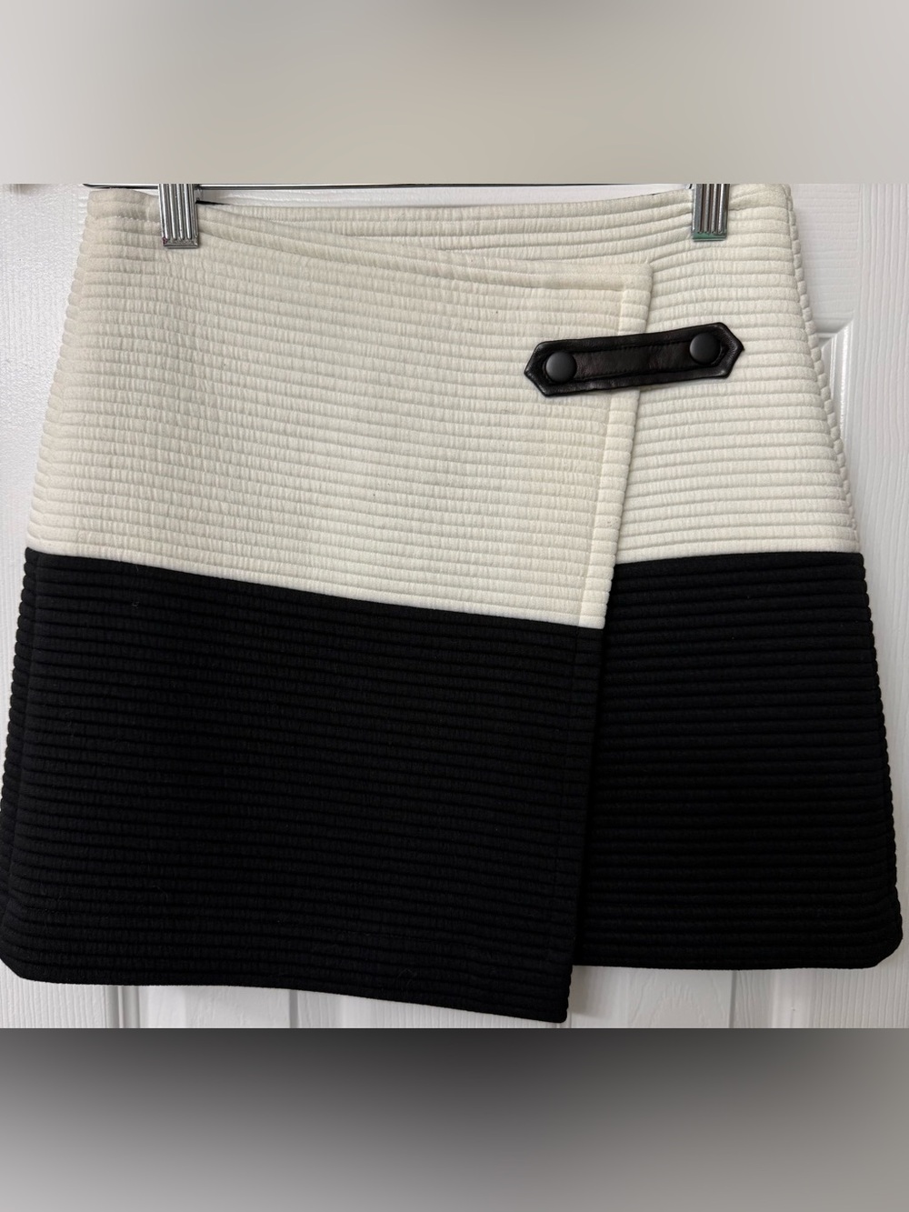 Alice and Olivia Colorblock Black and White Mini Skirt with Accent Tab size 0